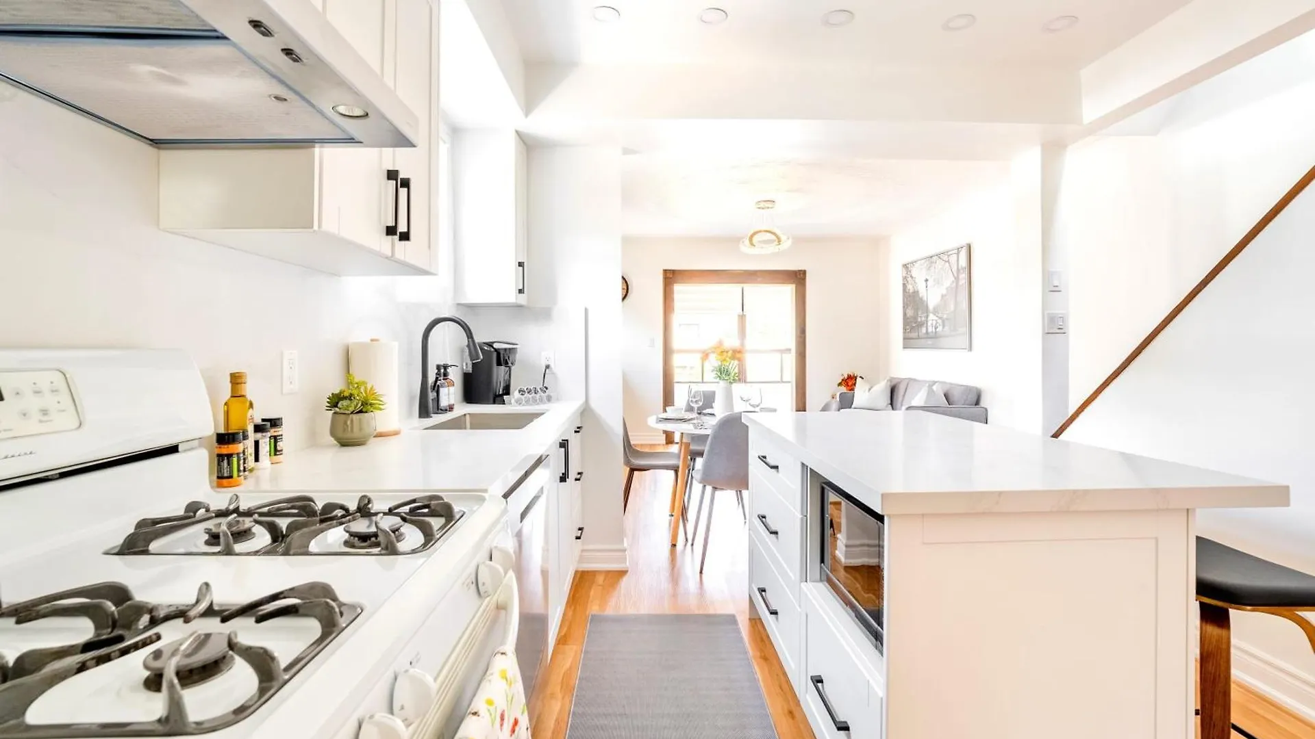 Stunning Home With Large Patio Sundeck Toronto
