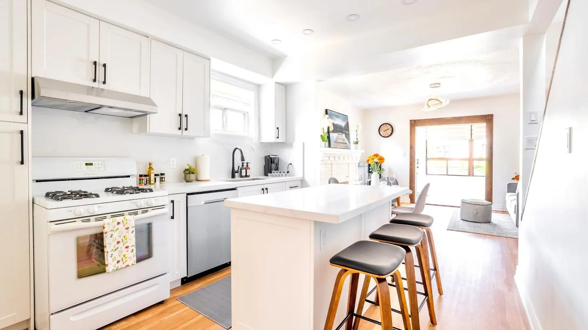 Stunning Home With Large Patio Sundeck Toronto Canada